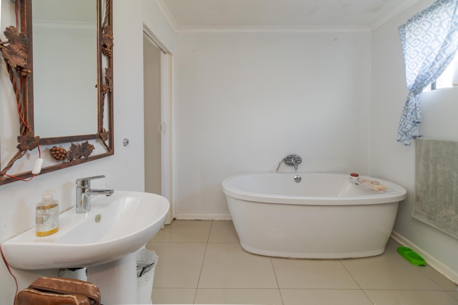 5 Bedroom Property for Sale in Loucharmante Western Cape